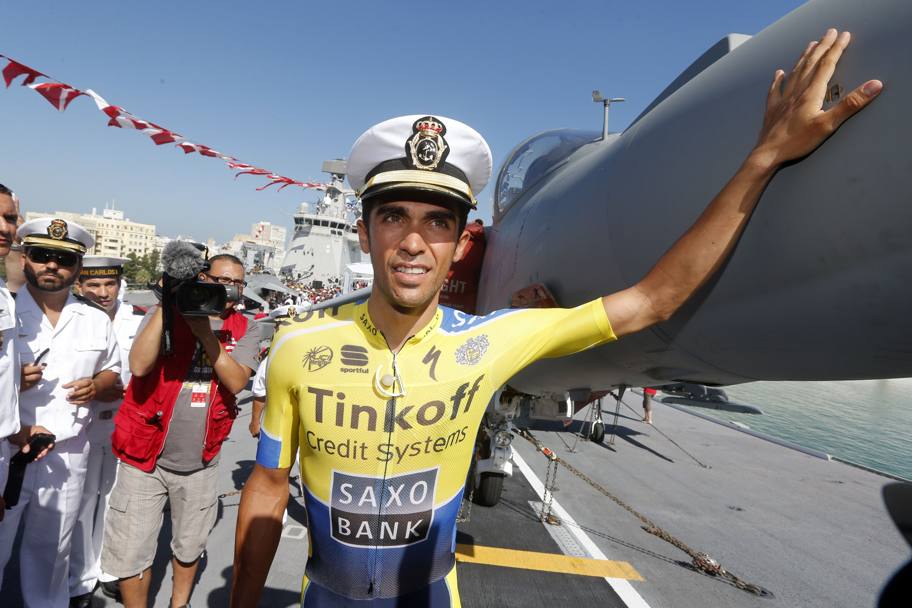 Alberto Contador, sul ponte della nave multiuso Juan Carlos I, prima della partenza della terza tappa. Bettini